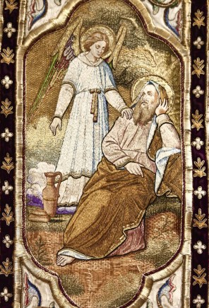 천사에게 빵과 물을 받는 성 엘리야 예언자_photo by Lawrence OP_from an embroidered cope in the Dominican convent at Stone_Staffordshire.jpg